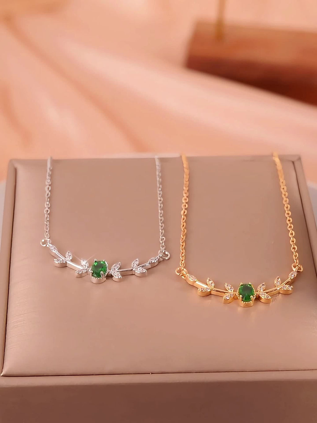 Collier "Feuillage d'Or" & Émeraude de Synthèse