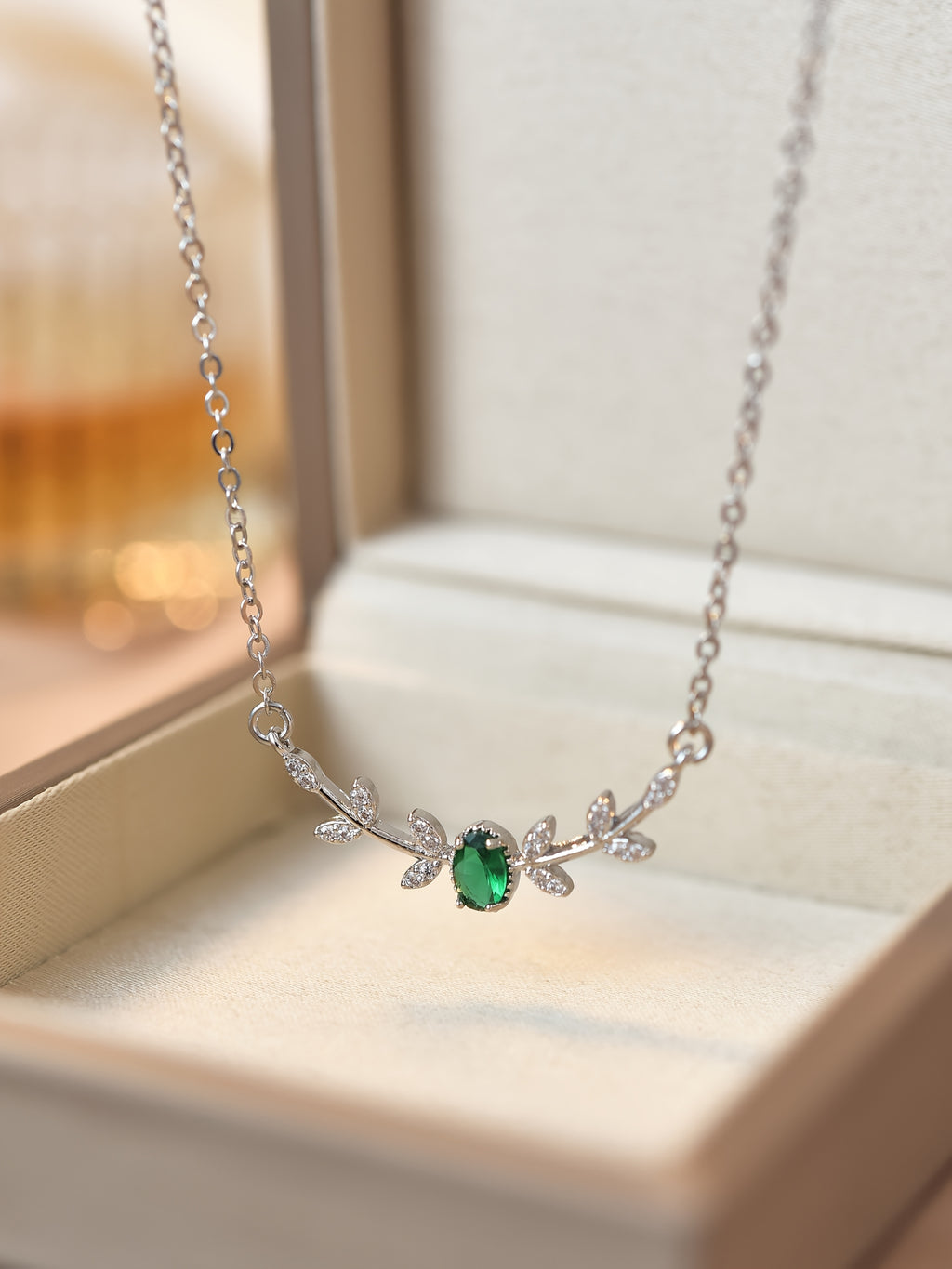 Collier "Feuillage d'Or" & Émeraude de Synthèse