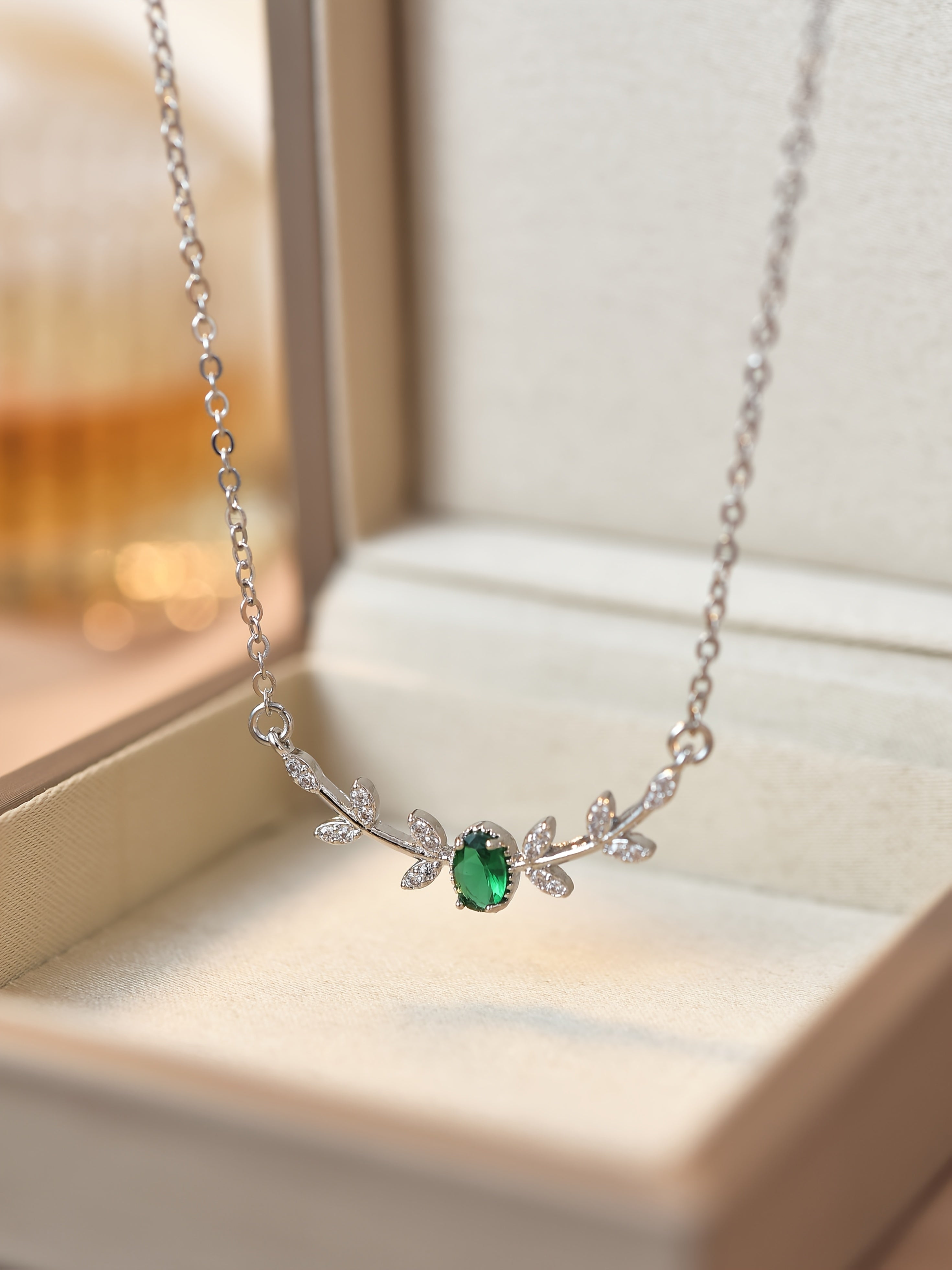 Collier "Feuillage d'Or" & Émeraude de Synthèse