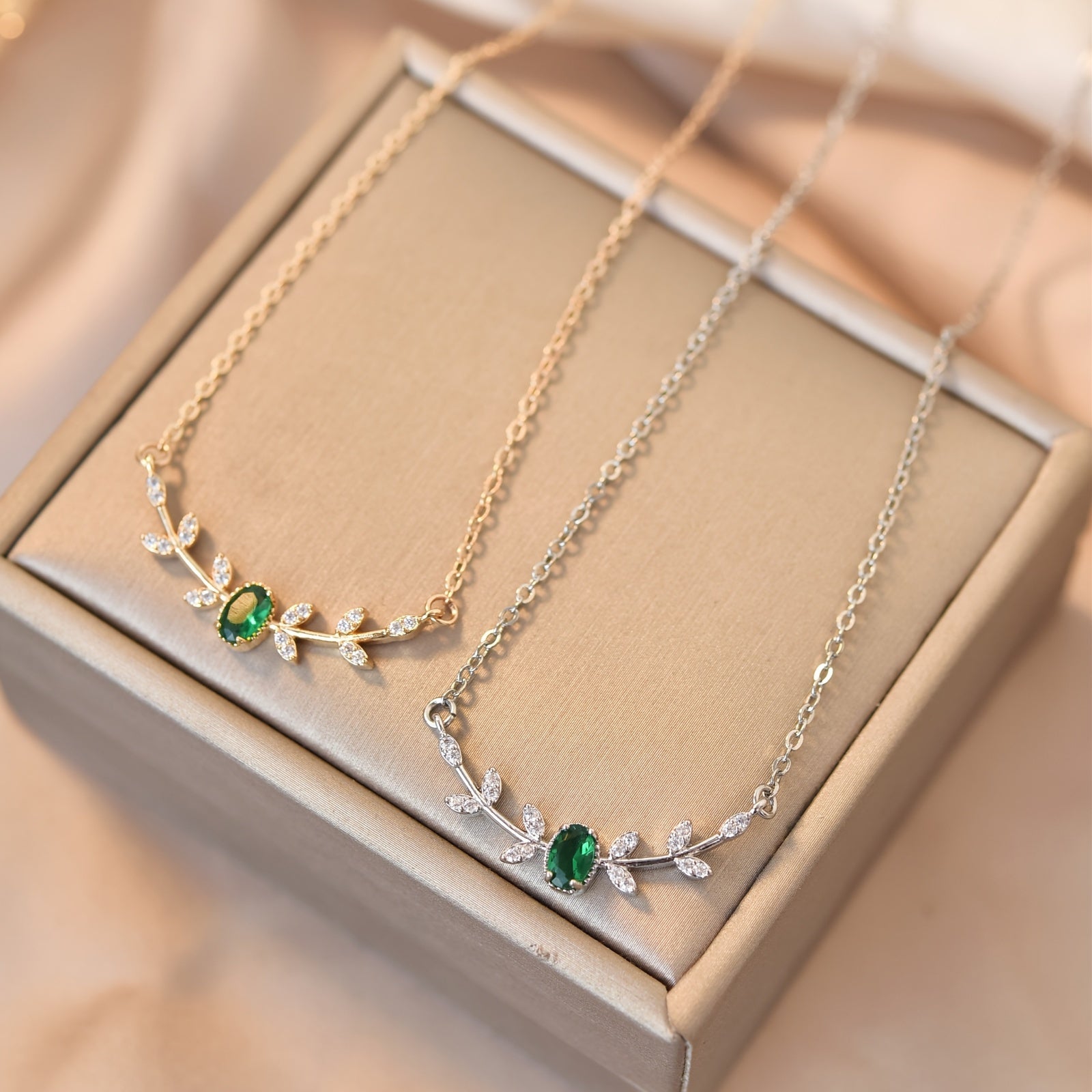 Collier "Feuillage d'Or" & Émeraude de Synthèse